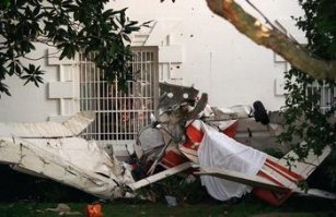 Ну он не сел на Красной площади , а пролетел над ней ! И никто не вспоминает почему то , как в президенство Клинтона , возле Белого дома врезался самолёт Сессна !
В 1994 году самолет "Сессна" врезался в землю рядом с Белым домом, задев угол первого этажа резиденции американского президента. Самолет оказался угнанным и, как показало затем расследование, его пилот, вероятнее всего, совершил таким способом самоубийство. После того инцидента были введены дополнительные ограничения на полеты над Вашингтоном, которые были еще больше ужесточены после терактов 11 сентября.

РИА Новости