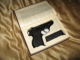 Художник превращает старые книги в сказочные царства