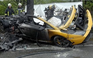 Да, именно на такое способен огонь.  Вот например, сгоревшие Феррари. И Ламбо, после ДТП, похожего на аварию с Уокером.