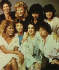 В середине, в верхнем ряду: блондинчик и усач: дуэт  Hall & Oates!!!