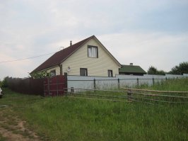 .  Вот дом за 1.5 млн.  Из них  забор с воротами 200 т.р.  15 соток обнести.  Кстати в Европе ты купишь скворечник неутепленный, а в Сибири капитальные дома с минимум 15 см утеплителем.