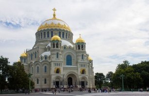 известный символ, вот Морской собор, питер - прямо в центре на полу