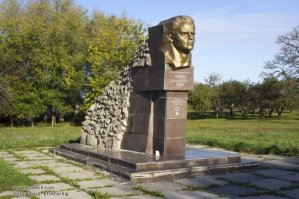 Памятник в селе, где он родился