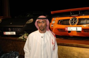 Первое место – 1 – 
14 211 000$

На первое место «забрался» вполне заслуженно житель Абу-Даби. Именно арабы стали бесспорными лидерами хит-парада. А секрет сокрыт в том, что в этой стране выгодно приобретать столь редкие вещи для машины, поскольку это считается выгодным вложением средств. Участник аукциона, где и был в 2008 году продан знак, готов был выложить вдвое больше потраченной суммы – 30 миллионов долларов за то, чтобы почетная единица досталась именно ему. Однако достойных конкурентов не было, поэтому самый дорогой номер для автомобиля достался господину Саиду Абдулу Гафур Кхури. Именно его Pagani Zonda будет украшать столь дорогое приобретение. А все вырученные средства от аукциона пошли на благотворительность – на строительство новой больницы. А добрые дела стоят таких денег!