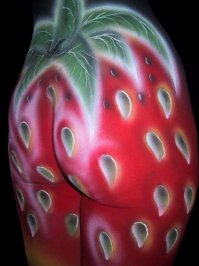 Японская художница Чу-Сан использует тело для создания сюрреалистичных картин