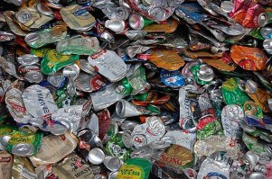 Свиньи!
Вот мой мусор... за день, неделю, месяц... жизнь. Бомжи все начисто подбирают! :)