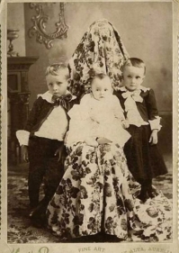 Какой хиджаб? Раньше фотоаппараты были большие, а выдержки на них еще больше, а дети обычно на одном месте долго не сидят (если вообще умеют сидеть такие маленькие). Поэтому когда хотели сфотографировать только детей, взрослого маскировали различными способами, например шторой, как на этой фотке.