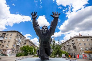 Это образец дебильности памятника, жопорукий архитектор.
По порядку: спереди он нависает над тобой, плюс раскрытый рот. Оч страшно, думаешь, что эта глыба вот-вот упадет. Здесь снимок дальше, но если подойти под самые руки, то жуть.
Вид сзади - картинку найти не смог, но выглядит просто как наваленная куча камней. Нихера не понятно.
Остается один единственный вид сбоку - символизм, но хоть все становится на места.
В народе памятник звался "без пяти семь", поскольку он смотрит на угол дома, где раньше был вино-водочный. Сейчас магазина нет, название забывается.
PS
При всем моем почтении к герою (великий подвиг) к советскому скульптуру Роберту Харитонову теплых чувств не испытываю.