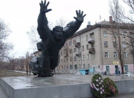 Эти фотки дают больше представления. Там серое место, серые хрущобы, грязнейший район города около Красного Октября (металлургический завод)