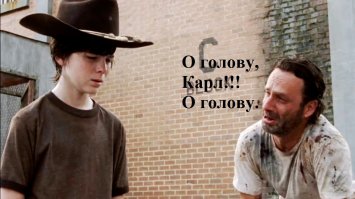 Целеустремленный азиат пытается разбить стеклянную бутылку об голову 