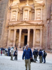 Вторая, вырвавшись из пола, заставляет Инди совершить головокружительное сальто. 

Но ведь это же кино! Тем более фантастическое! Не надо думать, что там все это было настоящее. Храм тот, где он Грааль искал находится в Иордании, город Петра. Я там был. И никаких там лестниц, коридоров и переходов нет. Заходишь, а там комната квадратная где-то 8х8 метров пустая и все. Ничего больше там нет. А как шикарно кино снято! Зачем там искать какие-то ошибки режиссера?