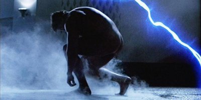 Весь первый фильм нам втирали, что в машину времени можно впихнуть только что-то покрытое живой плотью, но уже во второй части туда нагло пролазит кусок жидкого металла