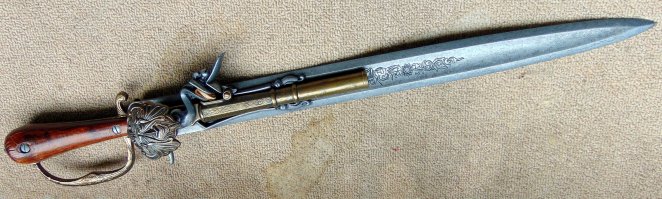 Вообще-то, абордажное оружие, это абордажный топор. Он всё крушит на своем пути. Кортик против него ничего не может. Кстати, в преднаполеоновской Франции даже была награда - "Почетный абордажный топор".
К тому же, было много другого абордажного оружия. На фото, конечно, муляж, но идея интересная. А кортик, он, конечно, хорош, как личное оружие, но не такой эффективный. Скорее, теперь это символ...