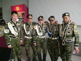 АВТОР А ПРИ КАКОЙ КУХНЕ ЭТИ БРАВЫЕ,Я ТАК ПОЛАГАЮ БУРЯТСКИЕ АРМЕЙСКИЕ ШВЕИ?