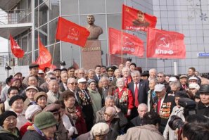 А вы, гражданин за народ не говорите. Сталину памятники ещё восстановят, Ленина по всей хохляндии назад поставят (единственное украшение в городе, а они его сковыривают), Грозному ещё наставят, как маннергейму эту доску отковыряют. А ненависть вам транслируют из-за бугра, где ставят памятники убийцам миллионов, называют их именами авианосцы и города, очерняя нашу историю. А такие как вы, ладно бы вам платили, так нет, забесплатно поносят историю страны, где ещё не дай бог живут, а что хуже тявкают на русских сайтах из канадо-ирландий. Мы своих героев помним и ставим им памятники, ежели их не хватает. Вот Воротынский герой? Герой, но и предатель, за что и казнён и памятник есть. Врангель тоже стоял на пути прогресса и что, памятник. Мы русские чтим историю, не надо за нас решать кого чтить, у нас героев толпы, не все однозначные, ну так на то они и гениальные полководцы, правители, инженеры и писатели.