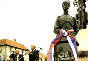 А вы, гражданин за народ не говорите. Сталину памятники ещё восстановят, Ленина по всей хохляндии назад поставят (единственное украшение в городе, а они его сковыривают), Грозному ещё наставят, как маннергейму эту доску отковыряют. А ненависть вам транслируют из-за бугра, где ставят памятники убийцам миллионов, называют их именами авианосцы и города, очерняя нашу историю. А такие как вы, ладно бы вам платили, так нет, забесплатно поносят историю страны, где ещё не дай бог живут, а что хуже тявкают на русских сайтах из канадо-ирландий. Мы своих героев помним и ставим им памятники, ежели их не хватает. Вот Воротынский герой? Герой, но и предатель, за что и казнён и памятник есть. Врангель тоже стоял на пути прогресса и что, памятник. Мы русские чтим историю, не надо за нас решать кого чтить, у нас героев толпы, не все однозначные, ну так на то они и гениальные полководцы, правители, инженеры и писатели.