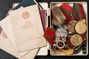 Мой дед, Астраханцев Александр Иванович 1915 г.р.
Старшина, в РККА с 01.05.1939 года 
Место призыва: Кировская обл.
Место службы: 184 стрелковая дивизия.
09.12.1943 Медаль «За отвагу»
25.08.1944 Медаль «За боевые заслуги»
18.02.1945 Медаль «За боевые заслуги»