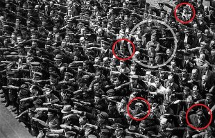 А какая история у этих "единственных" не салютующих?