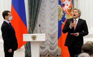 Первый канал вырезал из КВН шутки про Медведева и голую учительницу 