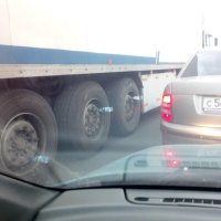 Это чтоб распознать в зеркале заднего вида заклинившее колесо!