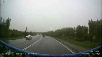 тут его начало сносить наружу поворота:
А потом он начал сбрасывать скорость и пытаться выпрямит машину и вернуть на полосу. Чем кончилось мы все видим.