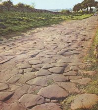 МакАдам, говорите?
"Римская дорога",Via Romana, 2000 лет назад - и сегодня. 
Тысячи километров дорог, построенных легионерами, и сегодня работают по назначению.