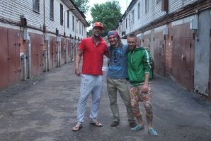 Такому чуду справа, я бы и гараж побоялся сдавать. Не удивительно почему девушки нет у него. Да и гайки похоже никто не доверит такому крутить. Конечно только папуасы ждут его не дождутся на берегу окияна.