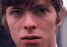 "У Кэмбербэтча глаза, как у Дэвида Боуи. И у Камбербэтча, и у Боуи диагностировано состояние под названием "гетерохромия", при котором радужные оболочки правого и левого глаз имеют разную окраску."

Нифига подобного! У Дэвида Боуи было совсем другое заболевание.
"В 15-летнем возрасте между Боуи и его другом Джорджем Андервудом произошла драка из-за девушки: Андервуд, носивший перстень на пальце, ударил Боуи в левый глаз, из-за чего последнему пришлось оставить школу на четыре месяца, чтобы врачи, опасавшиеся, что он потеряет зрение, смогли провести ряд операций и предотвратить слепоту. Врачам не удалось полностью восстановить зрение, в результате травмы у Боуи возникло дефектное восприятие глубины поля зрения. Боуи заявил, что, хотя он и может видеть своим травмированным глазом, восприятие цвета утрачено (постоянно присутствует коричневый фон). Зрачок травмированного глаза стал мидриатичным, что создало впечатление различного цвета глаз у Дэвида."   
2Гетерохромия — различный цвет радужной оболочки правого и левого глаза или неодинаковая окраска различных участков радужной оболочки одного глаза." Такие глаза у многих людей.