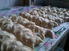 я хоть и живу во Львове в этой богом забытой украине, но тоже делаю пельмени. Вот только храню я их в морозильнике. Набью морозильник под самую завязку, потом всей семьей время от времени берем и варим.
Скажу честно, я и не помню, когда в последний раз покупал эти пельмени-вареники.