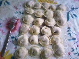 я хоть и живу во Львове в этой богом забытой украине, но тоже делаю пельмени. Вот только храню я их в морозильнике. Набью морозильник под самую завязку, потом всей семьей время от времени берем и варим.
Скажу честно, я и не помню, когда в последний раз покупал эти пельмени-вареники.