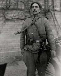 Что у него там с бляхой на ремне? От пули отверстие?