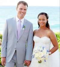 Мама, у меня родилась дочка, а так как у жены не было молока, её кормила няня-негритянка, и она почернела! -Сынок, когда я тебя родила, у меня тоже не было молока, и тебя кормили коровьим молоком, но рога у тебя выросли только сейчас...