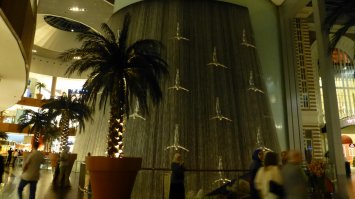 Добавлю пару фоток от себя. Авто и фонтан в"Дубай молле"