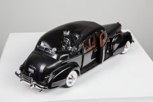 А вы думаете только красивые с Эмпайра сигают....?
Правду, что случилось накануне , она приземлила вместе с собой.....а вот макет машинки на которуюиона она  упала...до мелочей восозданную мастерами...