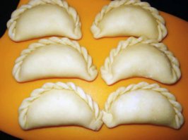 а у нас в семье как-то с детства пошло лепить вот такого вида пельмени