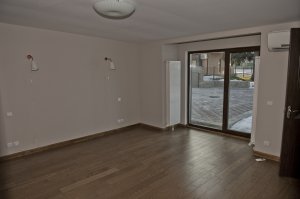 17 лет занимаюсь строительство,строю дома и гостиницы у нас в Сочи.
Но сейчас было обидно.Хата за 20 лямов(понятно что с участком,но...) и такое говноляпство,но не постеснялись такое выложить в сеть.Мы себе даже в бюджетных номерах частных гостиниц не можем себе позволить так косячить.Потолок волнами видите?Это обычный гипсокартонный потолок на профилях.Вот только это брак.Профилей мало,гипс набрал влажности и тупо провис.Без демонтажа это уже не исправить.И ведь прокатило у кого-то.Эх,аж завидно)