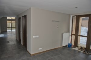 17 лет занимаюсь строительство,строю дома и гостиницы у нас в Сочи.
Но сейчас было обидно.Хата за 20 лямов(понятно что с участком,но...) и такое говноляпство,но не постеснялись такое выложить в сеть.Мы себе даже в бюджетных номерах частных гостиниц не можем себе позволить так косячить.Потолок волнами видите?Это обычный гипсокартонный потолок на профилях.Вот только это брак.Профилей мало,гипс набрал влажности и тупо провис.Без демонтажа это уже не исправить.И ведь прокатило у кого-то.Эх,аж завидно)