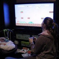 Коза, иди на черно-белом играй, а то на цветном кинескоп посадишь или краски выгорят!!!