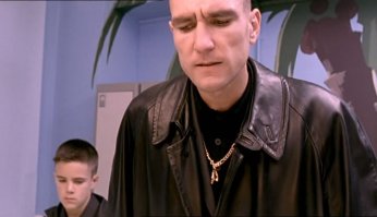 Не отец должен стремиться к идеалам ребенка, а ребенок к идеалам отца, до определенного возраста. Ведь это отец воспитывает ребенка, а не наоборот. 

Хотя, тут нормально все. Он-король подводного мира, она-его маленькая принцесса. На мой взгляд, вполне допустимо при воспитании дочки. Даже мило.

Но когда папа и сын в платье-это пипец-пипец, и это уже клиника. Таких надо... Ну в общем никакой жестокости в комментах к достаточно милому посту не хочется писать.