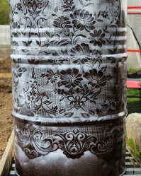 Проще простого. Берёте старый тюль, оборачиваете бочку и затем фигачите из балончика любой контрастной краской.