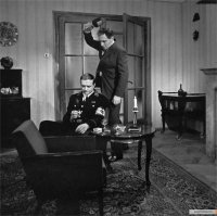 Константин Желдин снимался с 1960 по 1987 год, потом забросил съёмки, с головой ушёл в театр, а в 2000 вернулся в кино в роли московского таксиста из «Брата 2». Пожалуй, его самая известная роль в «17 мгновеньях весны», Холтоф.
Кстати, вчера ему 83 года исполнилось. До сих пор играет, дай Бог ему здоровья.