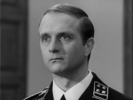 Константин Желдин снимался с 1960 по 1987 год, потом забросил съёмки, с головой ушёл в театр, а в 2000 вернулся в кино в роли московского таксиста из «Брата 2». Пожалуй, его самая известная роль в «17 мгновеньях весны», Холтоф.
Кстати, вчера ему 83 года исполнилось. До сих пор играет, дай Бог ему здоровья.