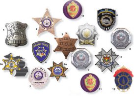 Муниципальная полиция контролирует ситуацию на городских улицах, департамент шерифа отвечает за территорию округа, а Hightway Patrol и State Trooper надзирают за порядком на дорогах, соединяющих штаты между собой. Представители этих служб и каждого штата в отдельности кардинально отличаются формой значков. Полиция американской автомобильной столицы — Детройта традиционно носит значки в форме городского герба. В Техасе и Нью Джерси прижилась классическая 5–конечная звезда. В штатах Юта и Мичиган предпочтение отдано 6–конечной звезде. Калифорнийский Hightway Patrol и шерифы штата Теннеси носят 7–конечные эмблемы. А подразделение State Trooper штата Флорида отличается значком похожим на капусту. Есть police badges, повторяющие картографические очертания штата, в чем преуспели полицейские Миссисипи и Луизианы. Но в основном полицейские жетоны представляют собой всевозможные вариации на тему рыцарского щита.