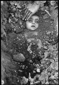 3 декабря 1984 года индийский город Бхопал пострадал от самой масштабной за всю мировую историю техногенной катастрофы. Взорвался американский завод по производству пестицидов. В результате взрыва ядовитое облако накрыло собой целый город и унесло жизни трех тысяч человек. Еще пятнадцать тысяч человек умерло в ближайшие месяцы. Всего пострадало более 150 000 человек.
На фото изображена девочка, которую откопали сразу после взрыва.