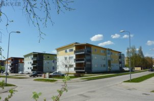 Район...бывший "шанхай". Нет того "шанхая" из которого вы выехали в  девяностых. Это престижный район с инфраструктурой, отличными дорогами. Понятны ваши настроения и ностальгия... однако C'est La Vie. Уколоть не получится, я сама из этого района, изменился    абсолютно. Да и  дома типа "голубая мечта" и "китайская стена  на  задниках  фотографий, реновируются и всё  уже  совсем не так как когда  там  правили  военные...
Что касается Суппилинна... просто погуляйте  по  улицам  района, там  застройки  от  собственников и  дороги  на  -ять...
п.с. думается мне, почему когда одна система   сменяет   другую,  становится всё... или  почти... на  свои  места, как дОлжно. Может  пора уже  не  раздражаться а  попробовать  ответить  на  поставленные  вопросы? А???