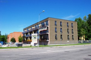 Район...бывший "шанхай". Нет того "шанхая" из которого вы выехали в  девяностых. Это престижный район с инфраструктурой, отличными дорогами. Понятны ваши настроения и ностальгия... однако C'est La Vie. Уколоть не получится, я сама из этого района, изменился    абсолютно. Да и  дома типа "голубая мечта" и "китайская стена  на  задниках  фотографий, реновируются и всё  уже  совсем не так как когда  там  правили  военные...
Что касается Суппилинна... просто погуляйте  по  улицам  района, там  застройки  от  собственников и  дороги  на  -ять...
п.с. думается мне, почему когда одна система   сменяет   другую,  становится всё... или  почти... на  свои  места, как дОлжно. Может  пора уже  не  раздражаться а  попробовать  ответить  на  поставленные  вопросы? А???