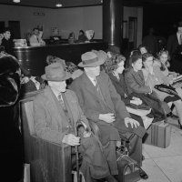 Протрите глаза, а то у вас и в мусорном ведре чисто.
Я конечно понимаю, что у некоторых людей ч/б фото сливается, но тогда не стоит писать комментарий.
Обратите внимания на пол, стены и т.д.
Вы увидите  мусор и бычки и т.п.

Вот фото, одно из самых чистых, на первый взгляд все ок, но если присмотреться...