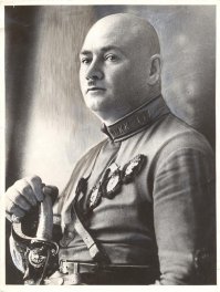 Это точно!
Например, такие усики были у Котовского и Ягоды.