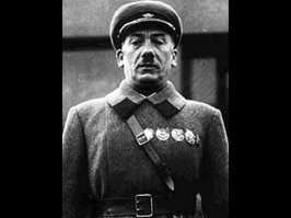 Это точно!
Например, такие усики были у Котовского и Ягоды.