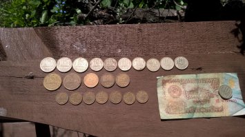 Я на грядке в деревне выкапываю всякую хрень.